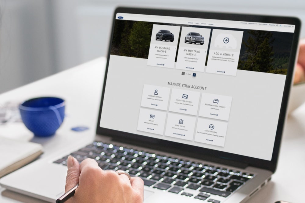 Person, die sich auf einem Laptop die Ford Software ansieht