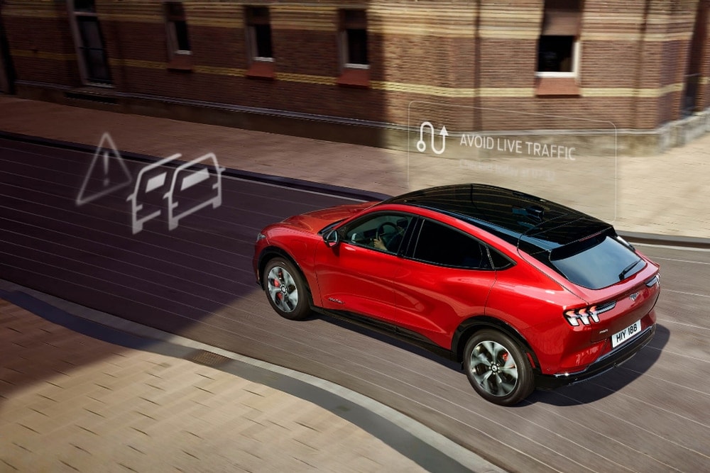 Ford Mustang Mach-E in Rot. Dreiviertelansicht, Visualisierung Vernetzte Navigation.