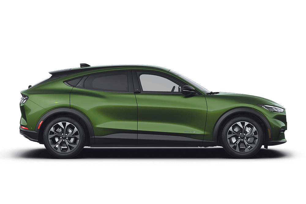 Ford Mustang Mach-E in Grün. Seitenansicht, steht vor einem weißen Hintergrund.