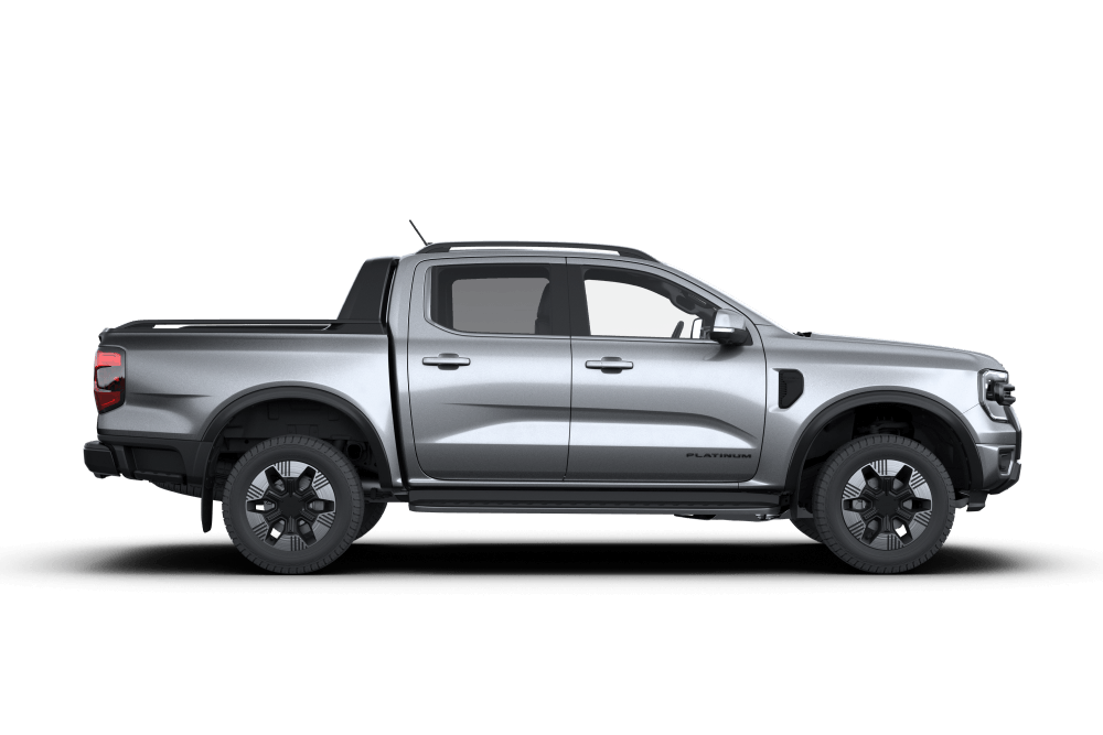 Ford Ranger Plug-in-Hybrid in Silber. Seitenansicht, steht vor einem weißen Hintergrund.