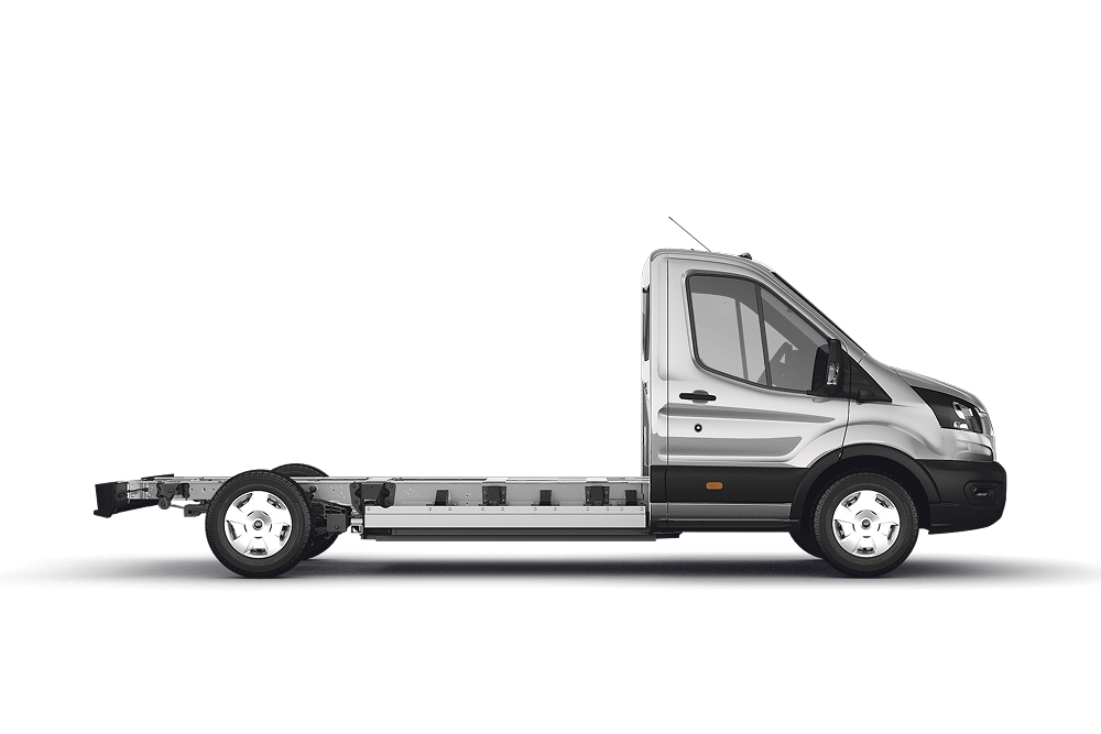 Ford E-Transit Fahrgestell in Weiß. Dreiviertelansicht vor einem weißen Hintergrund.
