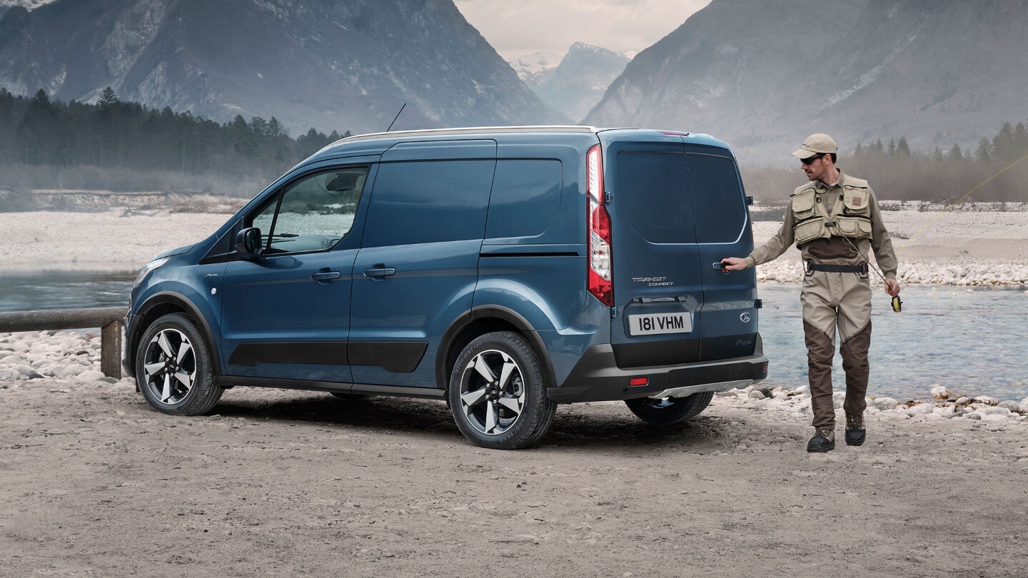 Ford Transit Connect Active in Blau. Dreiviertelansicht, parkend an Flussbett neben Angler