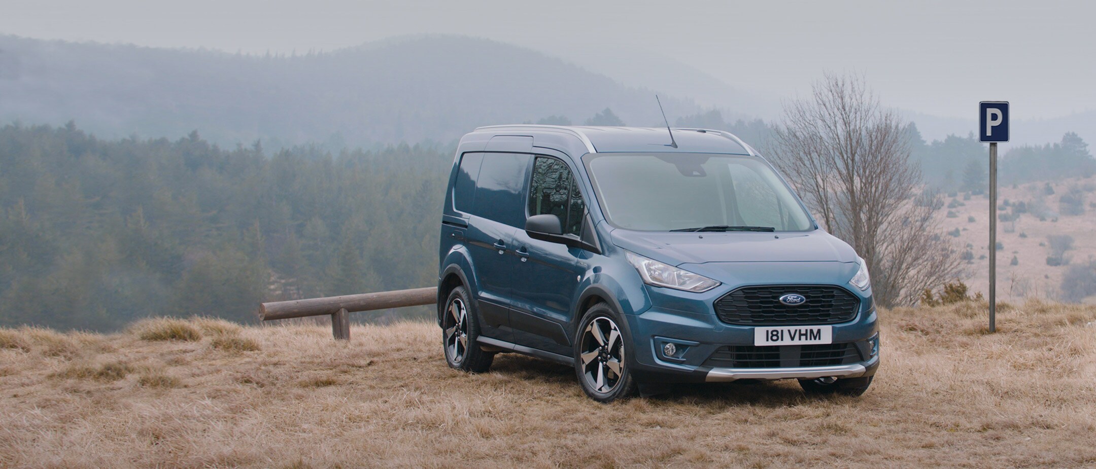 Ford Transit Connect in Blau. Frontansicht, auf einer Landstraße