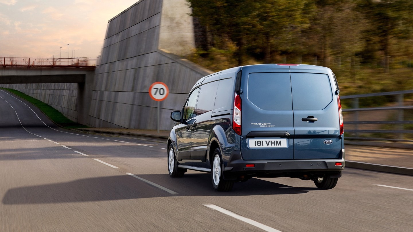 Ford Transit Connect in Blau. Heckansicht, fahrend auf einer Autobahn