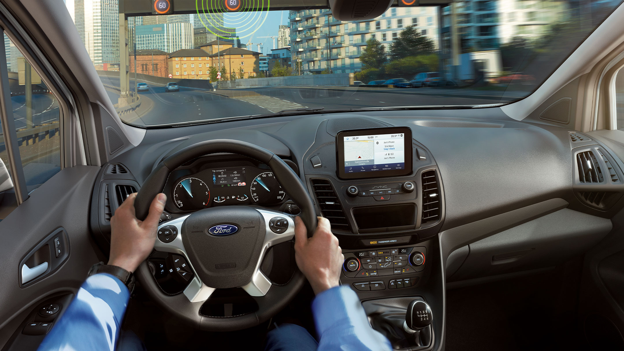 Ford Transit Connect Innenraumansicht mit Verkehrsschild-Erkennungssystem