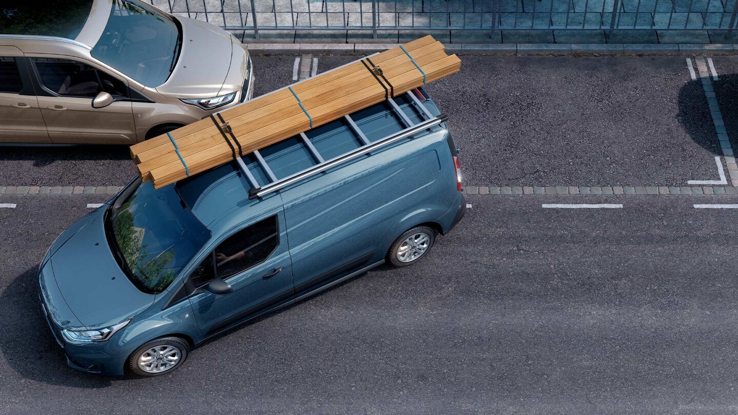 Ford Transit Connect in Blau. Ansicht von oben beim Einparken mit Park-Assistent