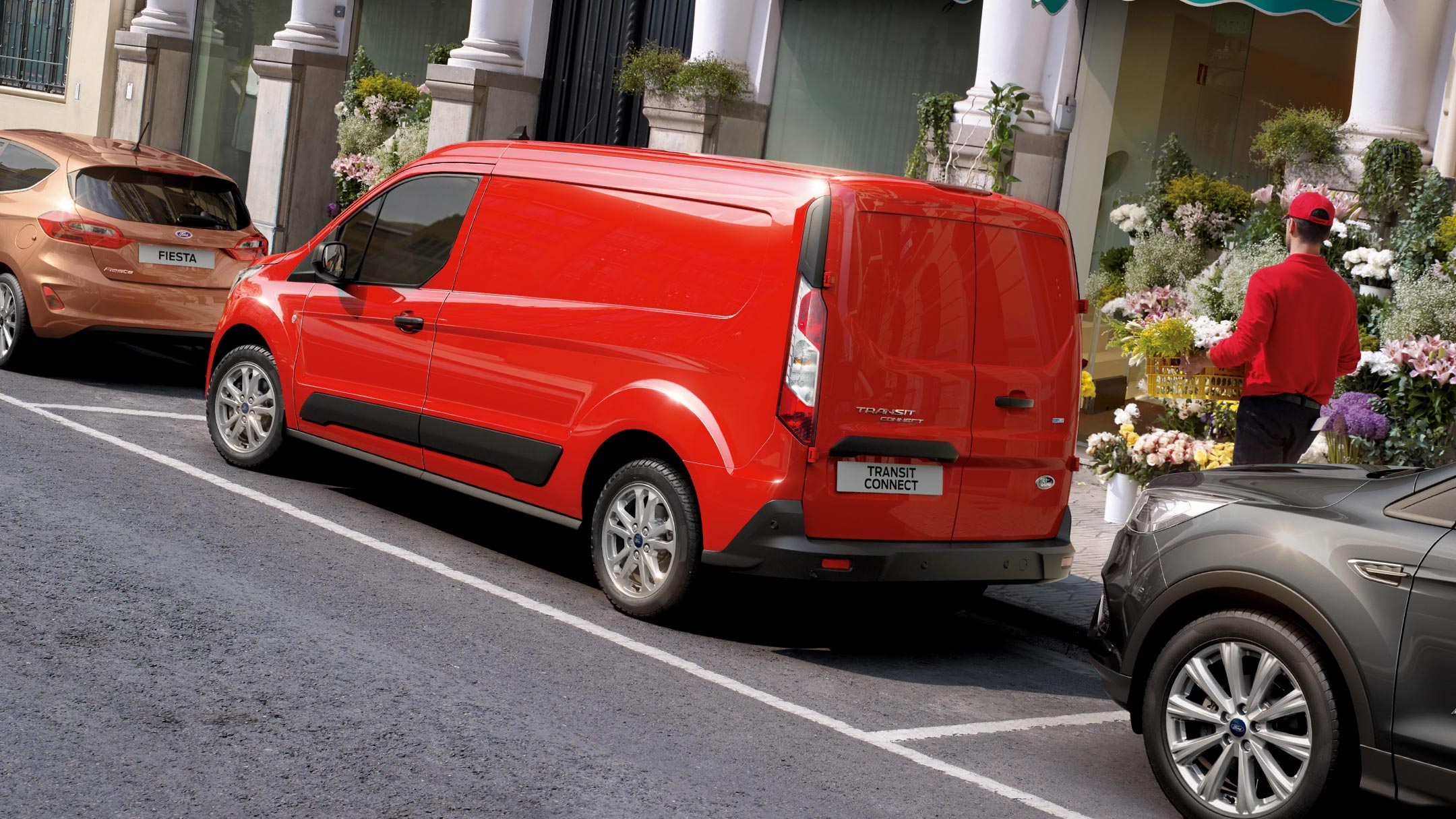 Ford Transit Connect in Rot. Dreiviertelansicht, parkend vor Hotel