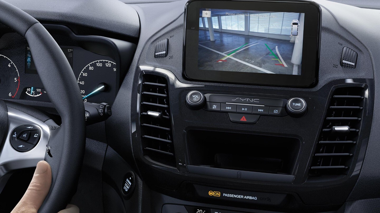 Ford Transit Connect Innenraum. Ansicht Display mit Rückfahrkamera