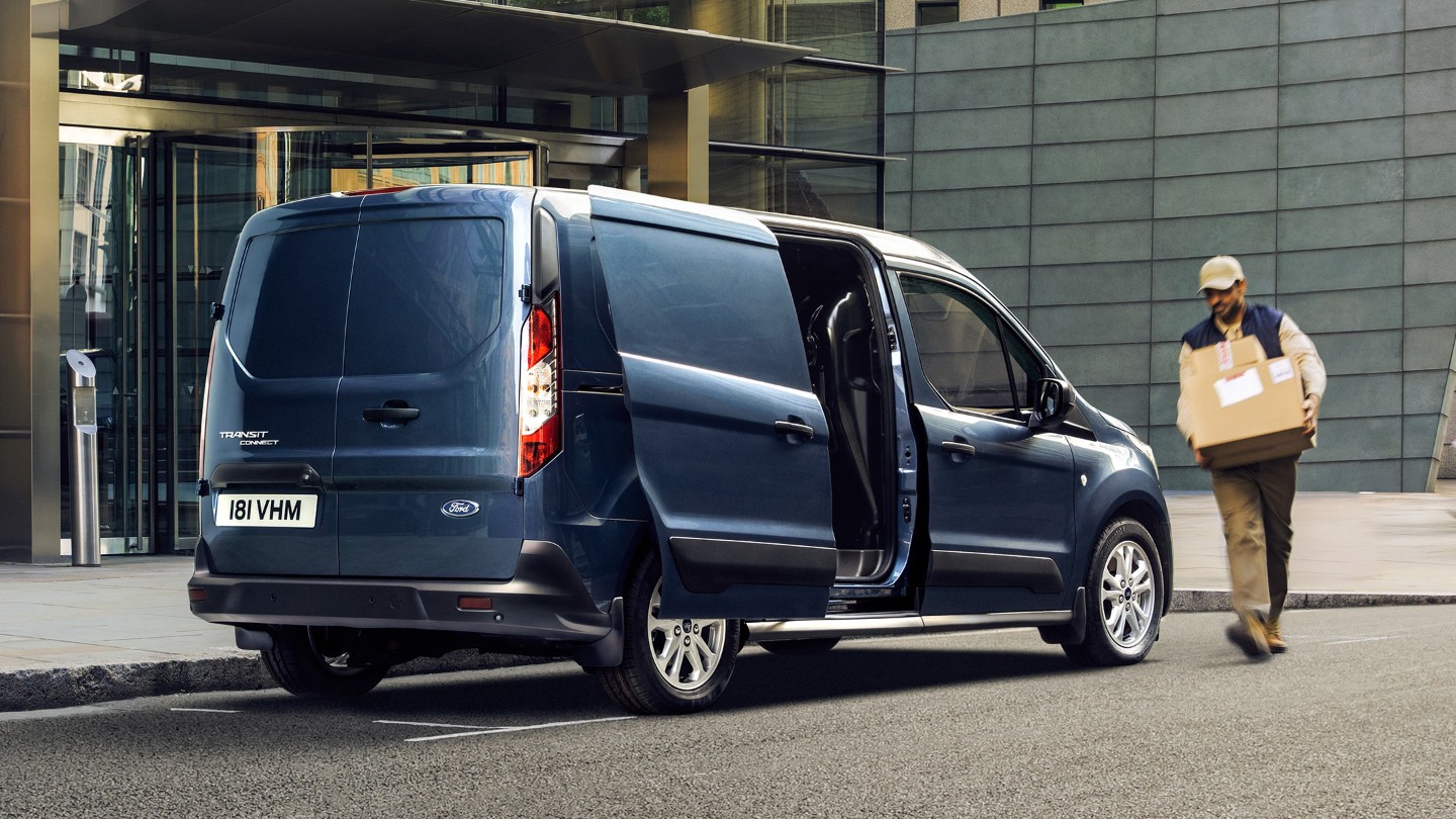 Ford Transit Connect in Blau. Dreiviertelansicht mit geöffneter seitlichen Schiebetür