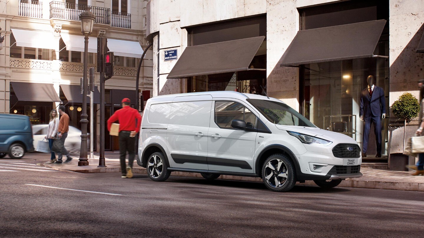 Ford Transit Connect Active in Weiß. Seitenansicht, parkt vor Geschäftsgebäude