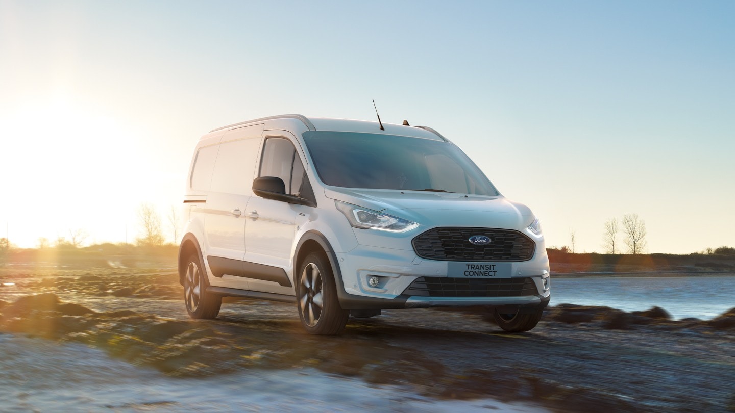 Ford Transit Connect Active in Weiß. Dreiviertelansicht, fahrend auf einem unbefestigten Uferweg