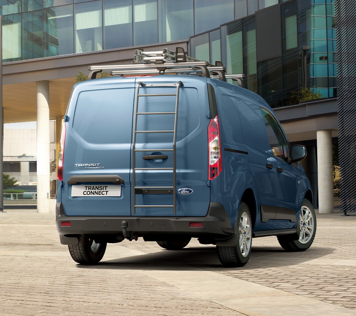 Ford Transit Connect in Blau. Heckansicht, parkend vor Gebäude