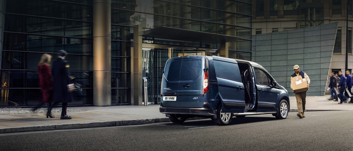 Ford Transit Connect in Blau. Heckansicht, mit geöffneter seitlichen Schiebetür