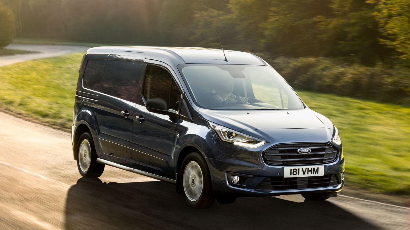 Ford Transit Connect Blau. Dreiviertelansicht, in Bewegung auf Landstraße