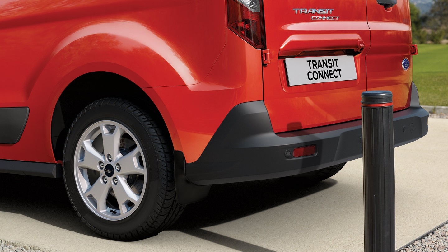 Ford Transit Connect in Rot. Heckansicht, Parksensoren im Detail