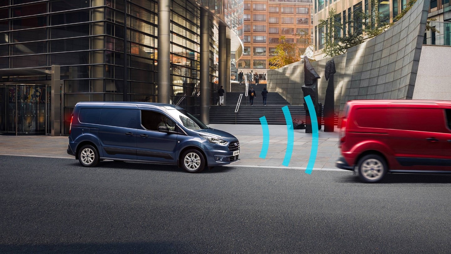 Ford Transit Connect in Blau. Seitenansicht, Illustration Sicherheits-Bremsassistent, stehend hinter rotem Fahrzeug
