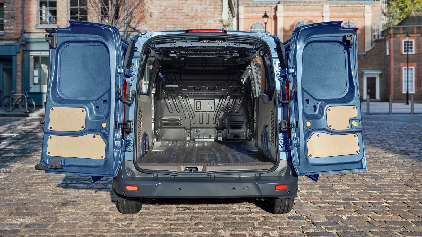 Ford Transit Connect in Blau. Ansicht des Laderaums mit weit geöffneter Doppelflügelhecktür