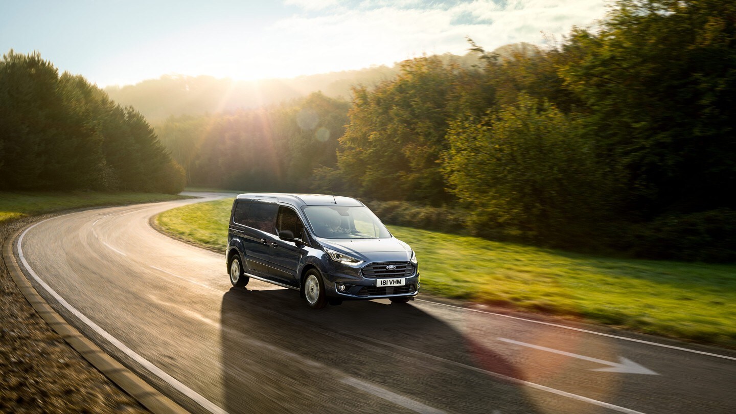 Ford Transit Connect Kastenwagen in Blau. Dreiviertelansicht, in Bewegung auf einer Landstraße