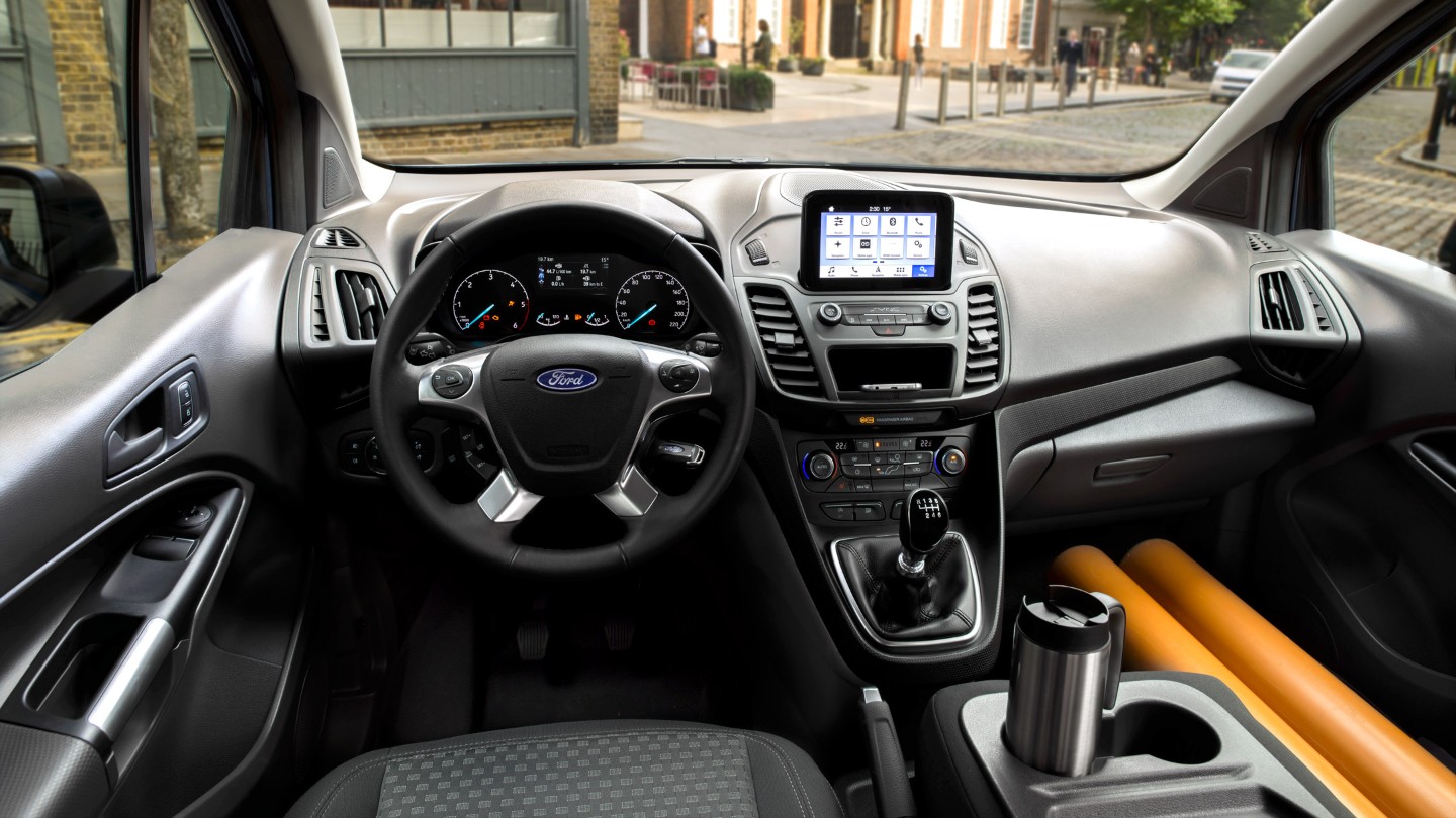 Ford Transit Connect Innenraum. Detailansicht der Fahrer- und Beifahrerseite