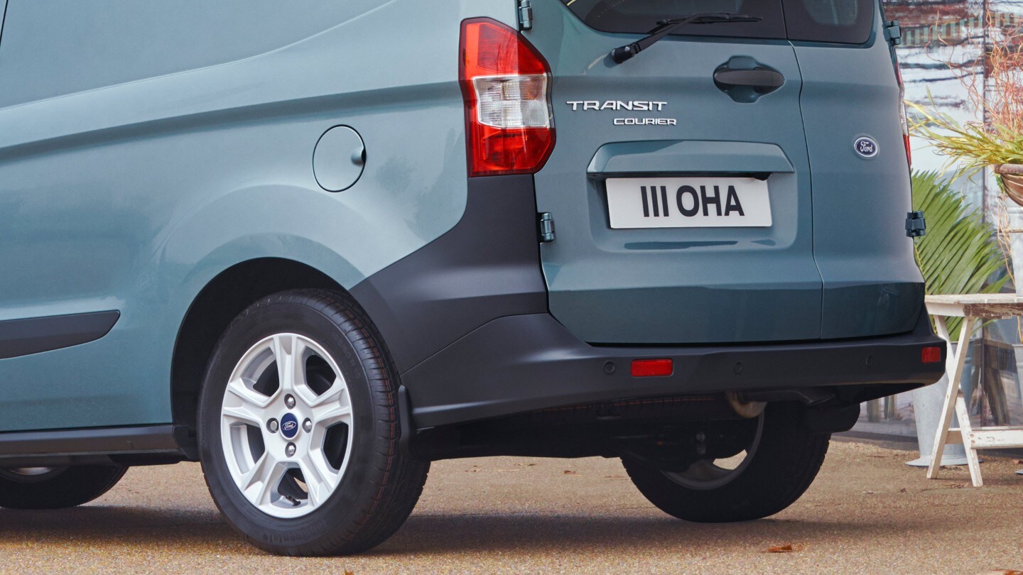 Ford Transit Courier in Blau. Heckansicht, Stoßfänger im Detail