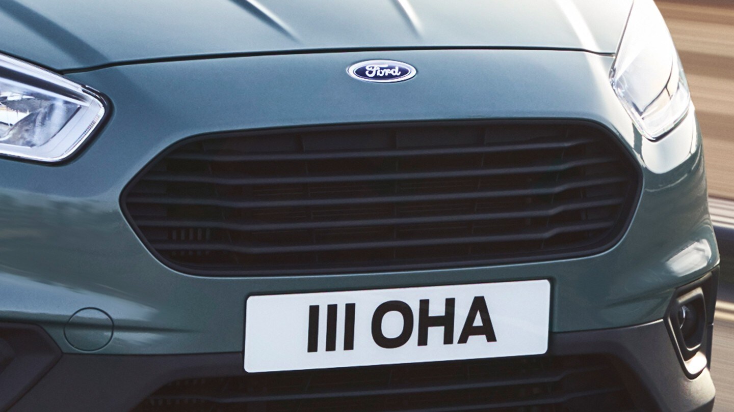 Ford Transit Courier in Blau. Frontansicht, Kühlergrill im Detail