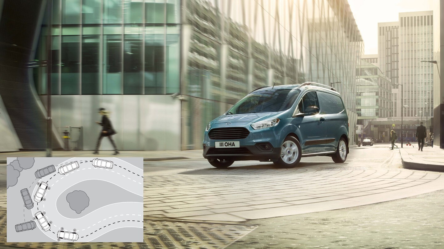 Ford Transit Courier in Blau. Dreiviertelansicht, fahrend vor einem modernen Gebäude. Illustration ESP