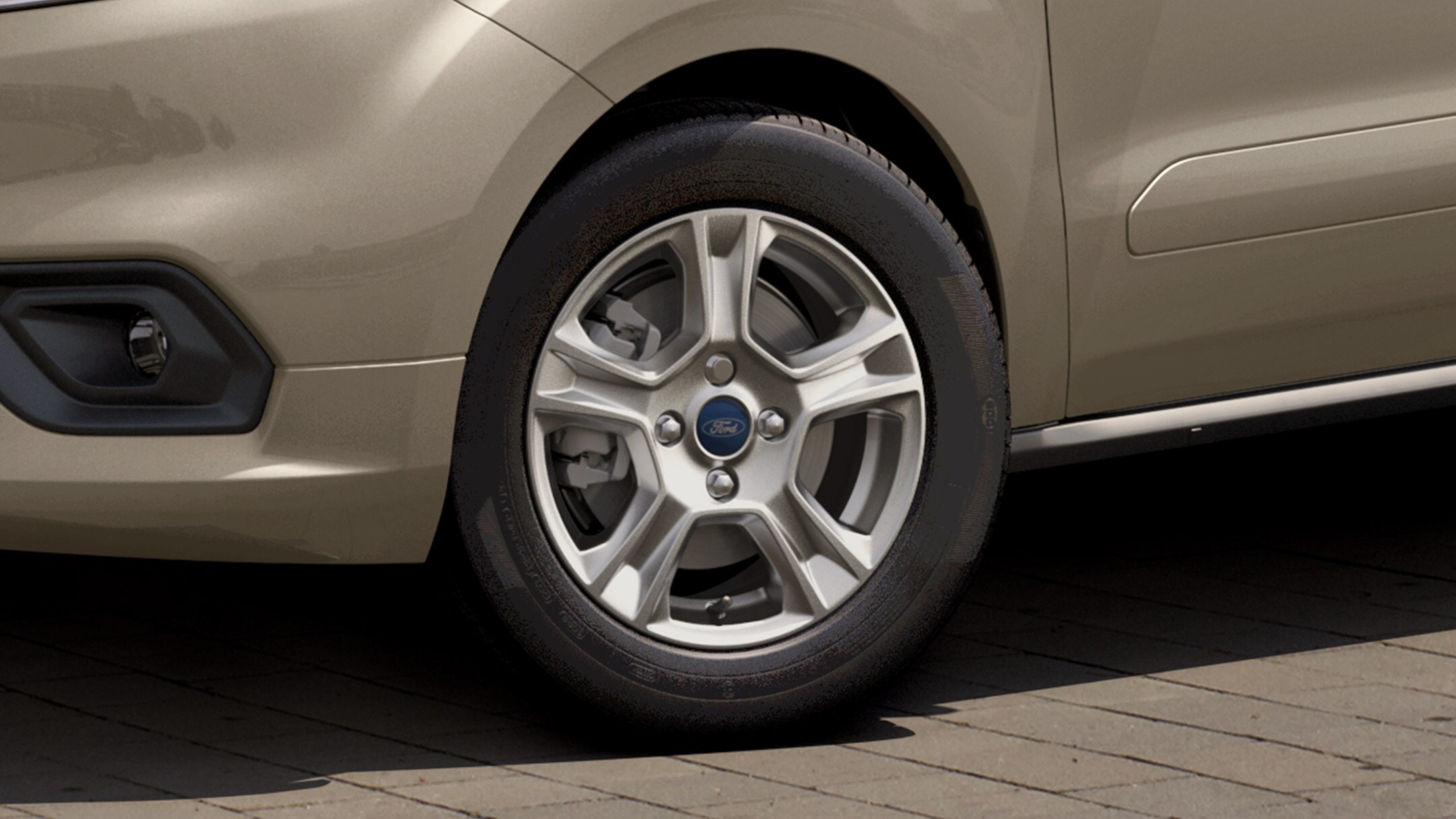 Ford Transit Courier in Silber. Detailansicht des Vorderreifens