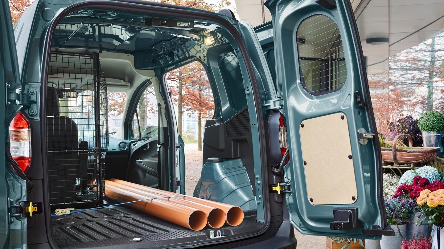 Ford Transit Courier in Blau. Heckansicht, mit geöffneter Schiebe- und Hecktür beladen mit Rohren