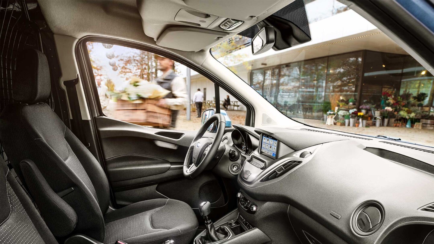 Ford Transit Courier Kastenwagen Innenraum. Detailansicht der Vordersitze von Beifahrerseite