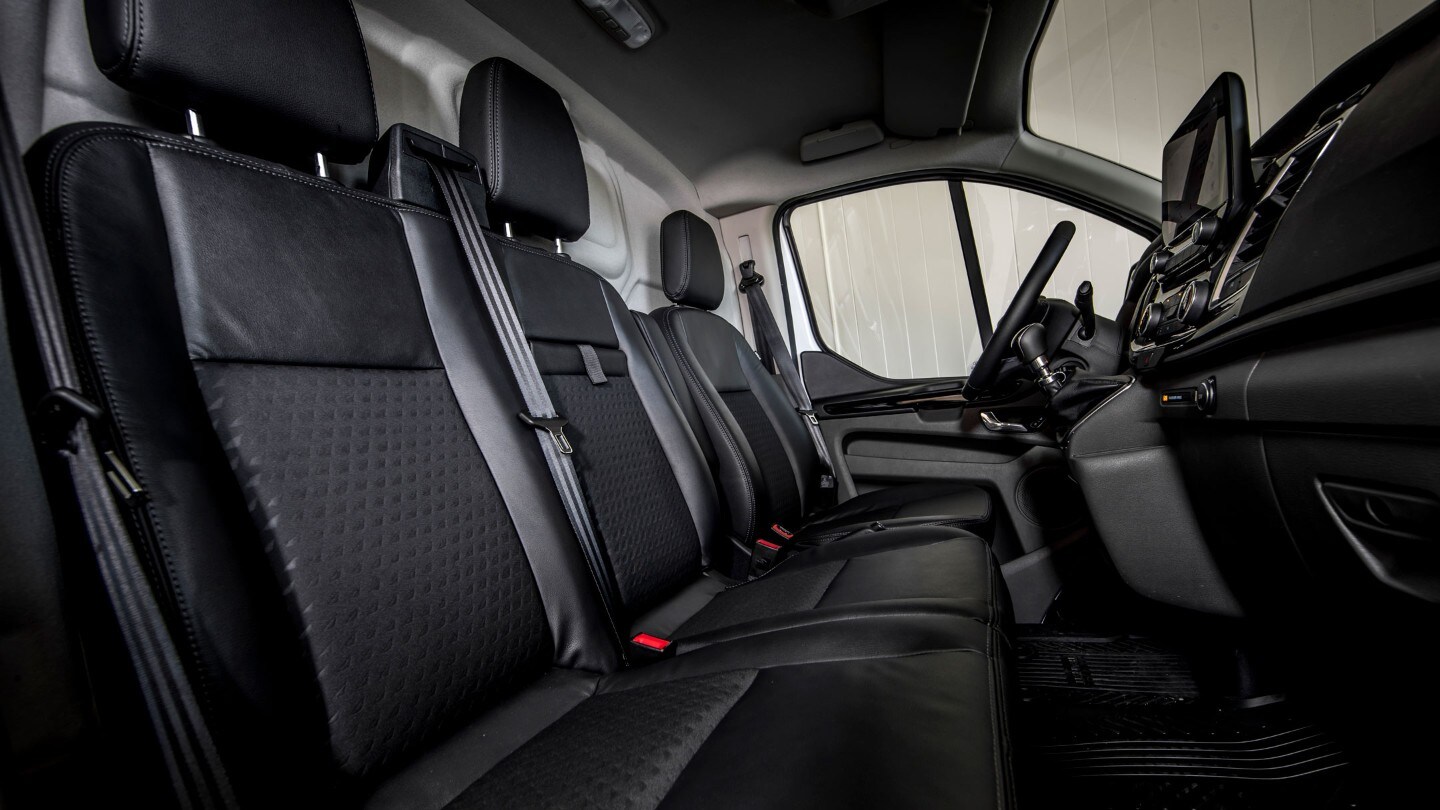 Ford Transit Custom Kastenwagen Innenraum. Detailansicht der Fahrerkabine mit Beifahrer-Doppelsitz