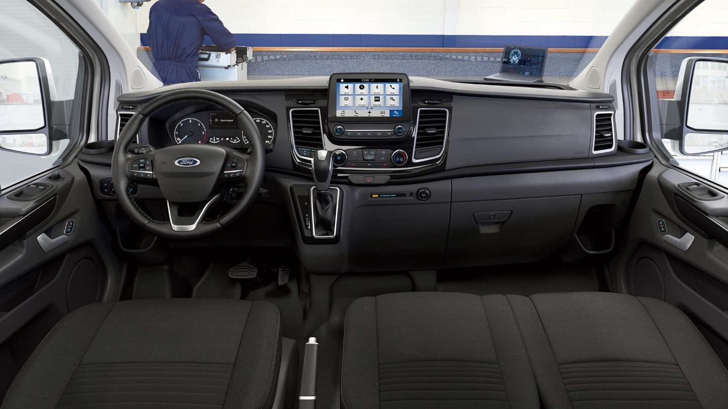 Ford Transit Custom Innenraum. Detailansicht der Fahrerkabine mit Armaturenträger