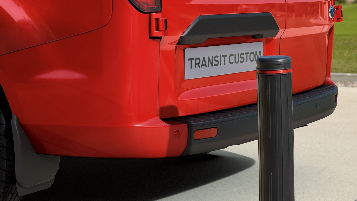 Ford Transit Custom in Rot. Ausschnitt Heckansicht mit Poller