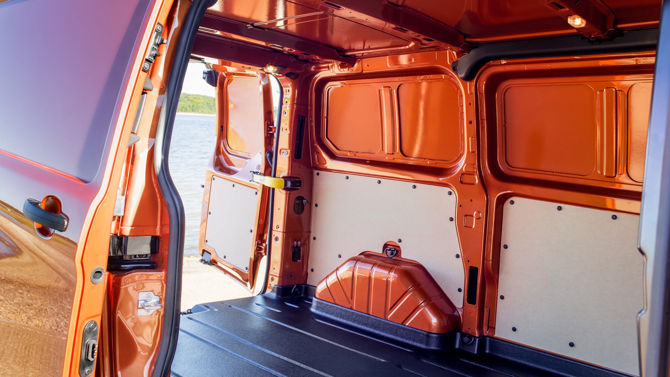 Ford Transit Custom in Orange. Detailansicht des Laderaums