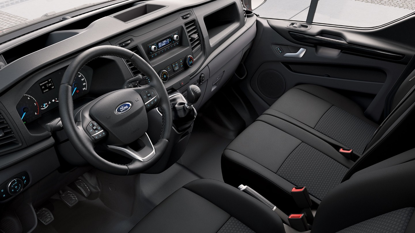 Ford Transit Custom Doppelkabine Innenraum. Detailansicht der Fahrerkabine und Beifahrer-Doppelsitz mit Blick zur Fahrerseite