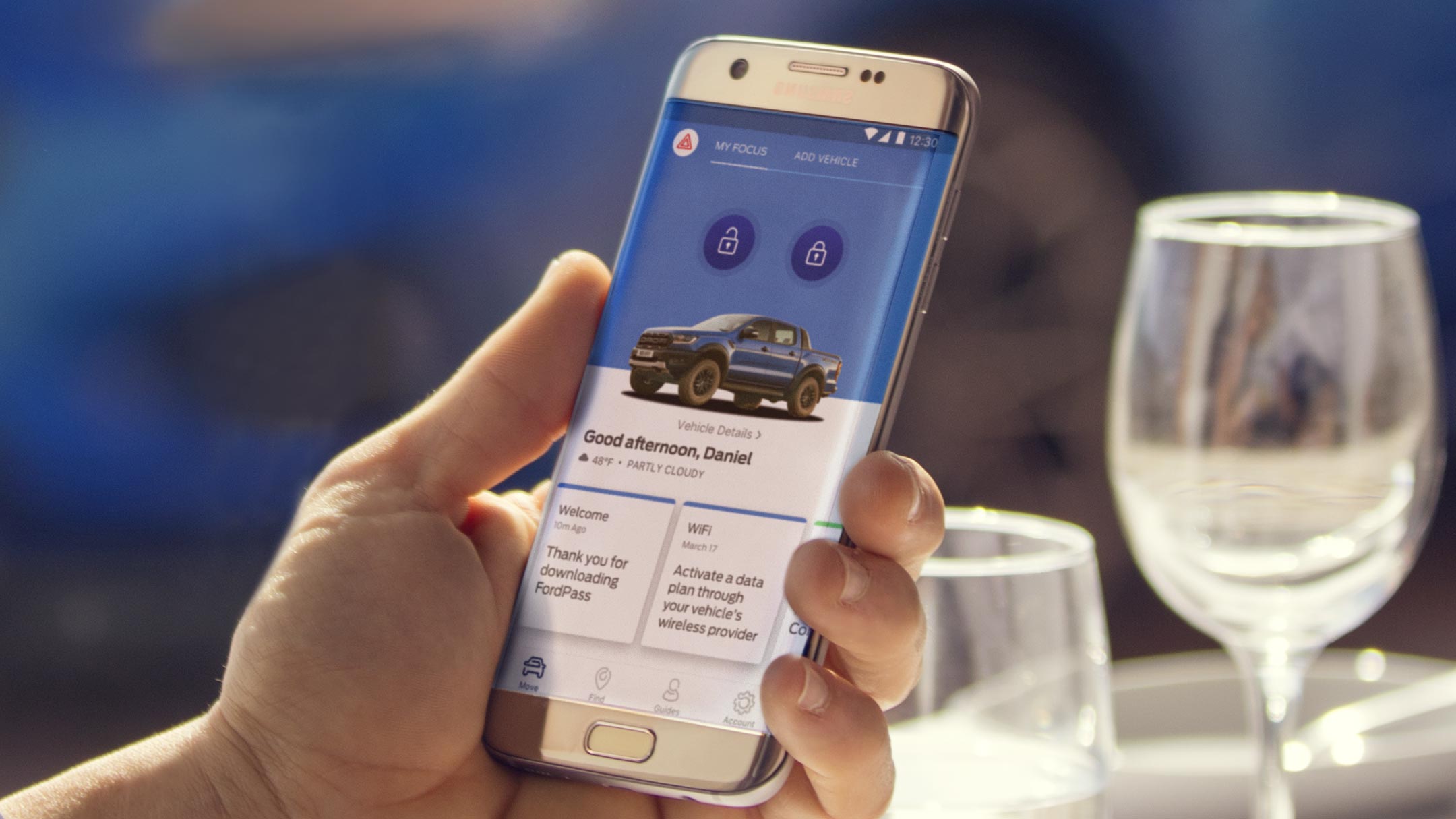FordPass App – Hand hält Mobiltelefon