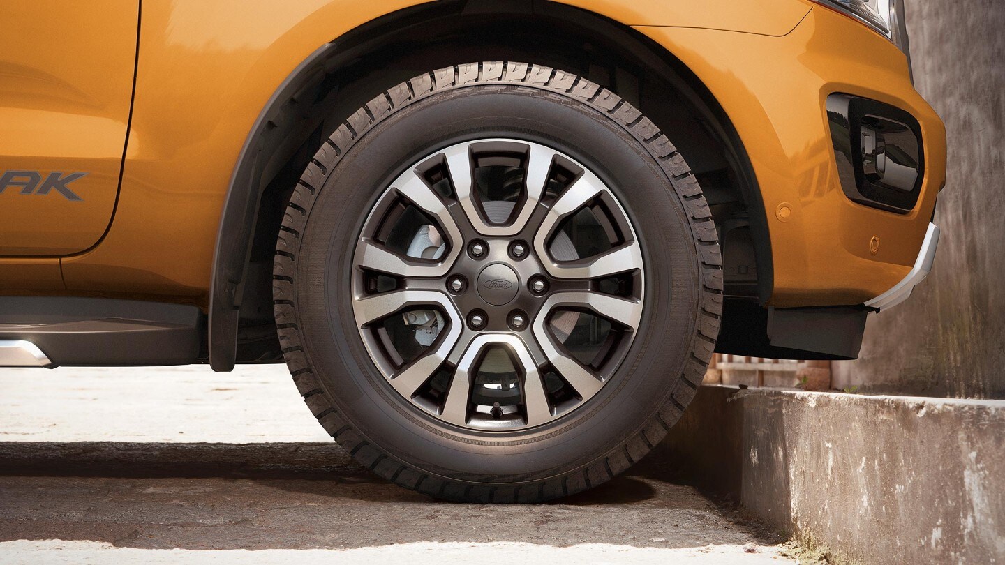 Ford Ranger in Orange. Leichtmetallrad im Detail