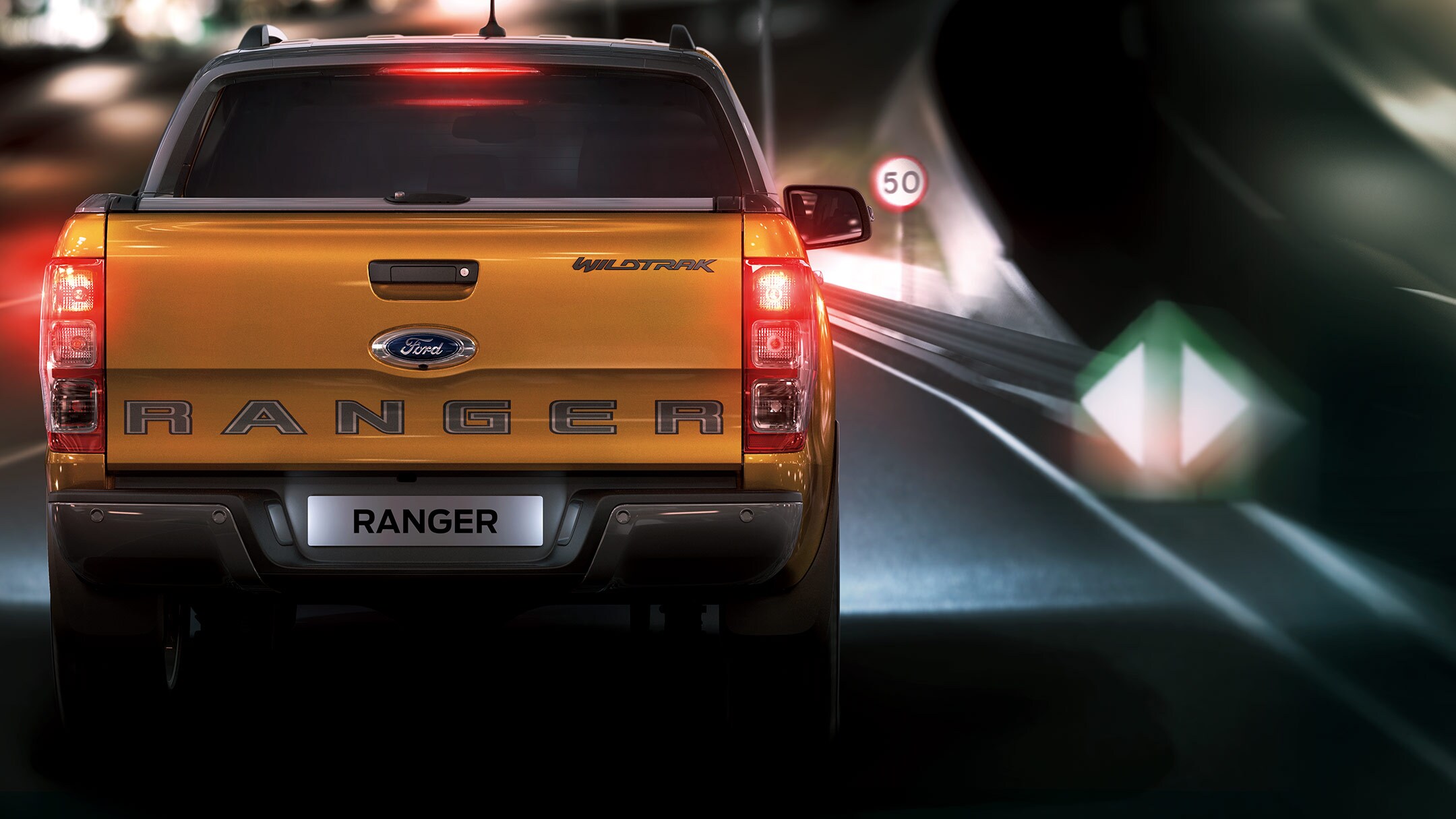 Ford Ranger in Orange. Heckansicht, bei Nacht