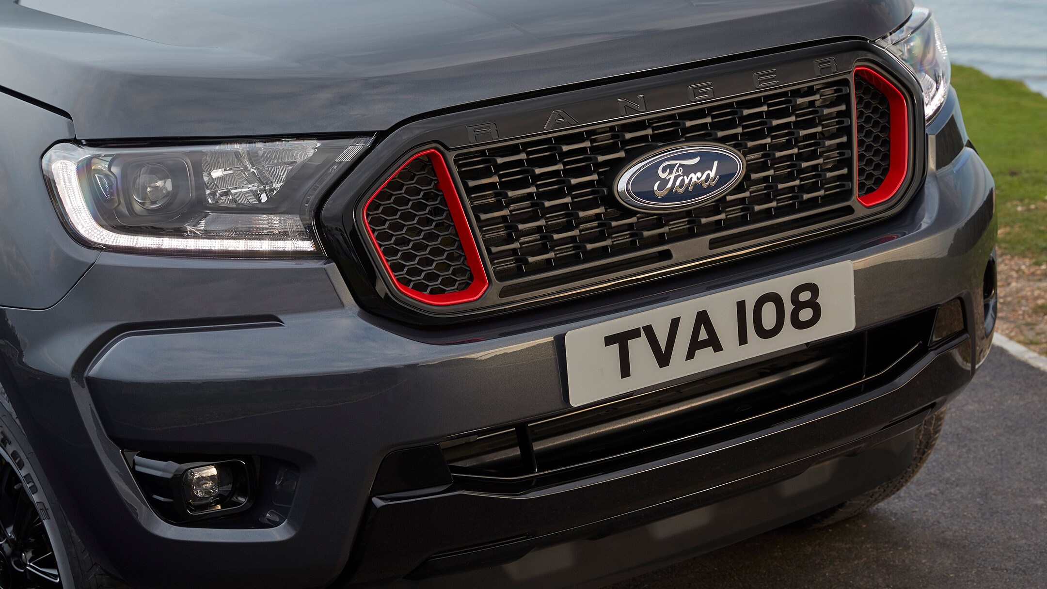 Ford Ranger in Schwarz Detailansicht Scheinwerfer und Kühlergrill