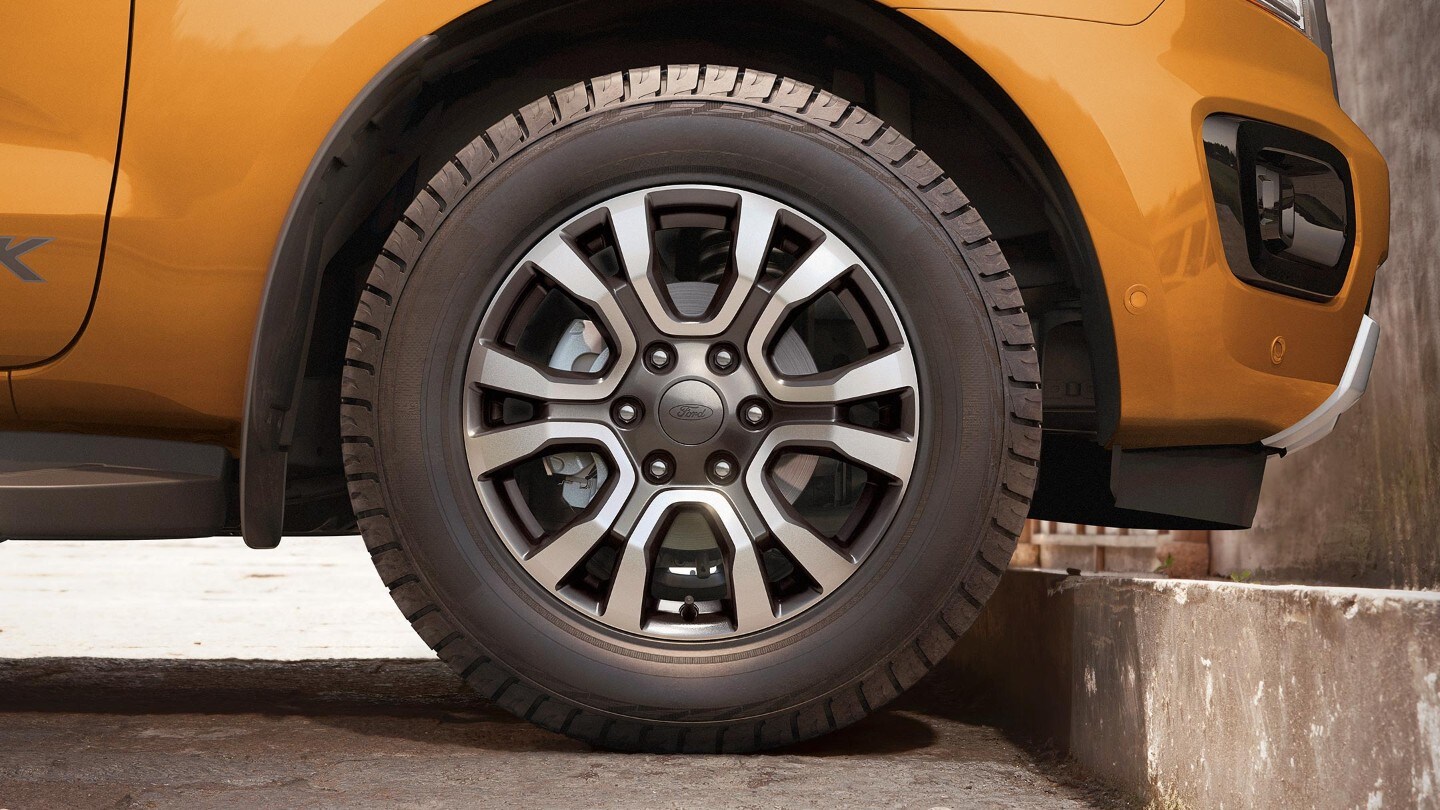 Ford Ranger in Orange. Detailansicht Leichtmetallrad