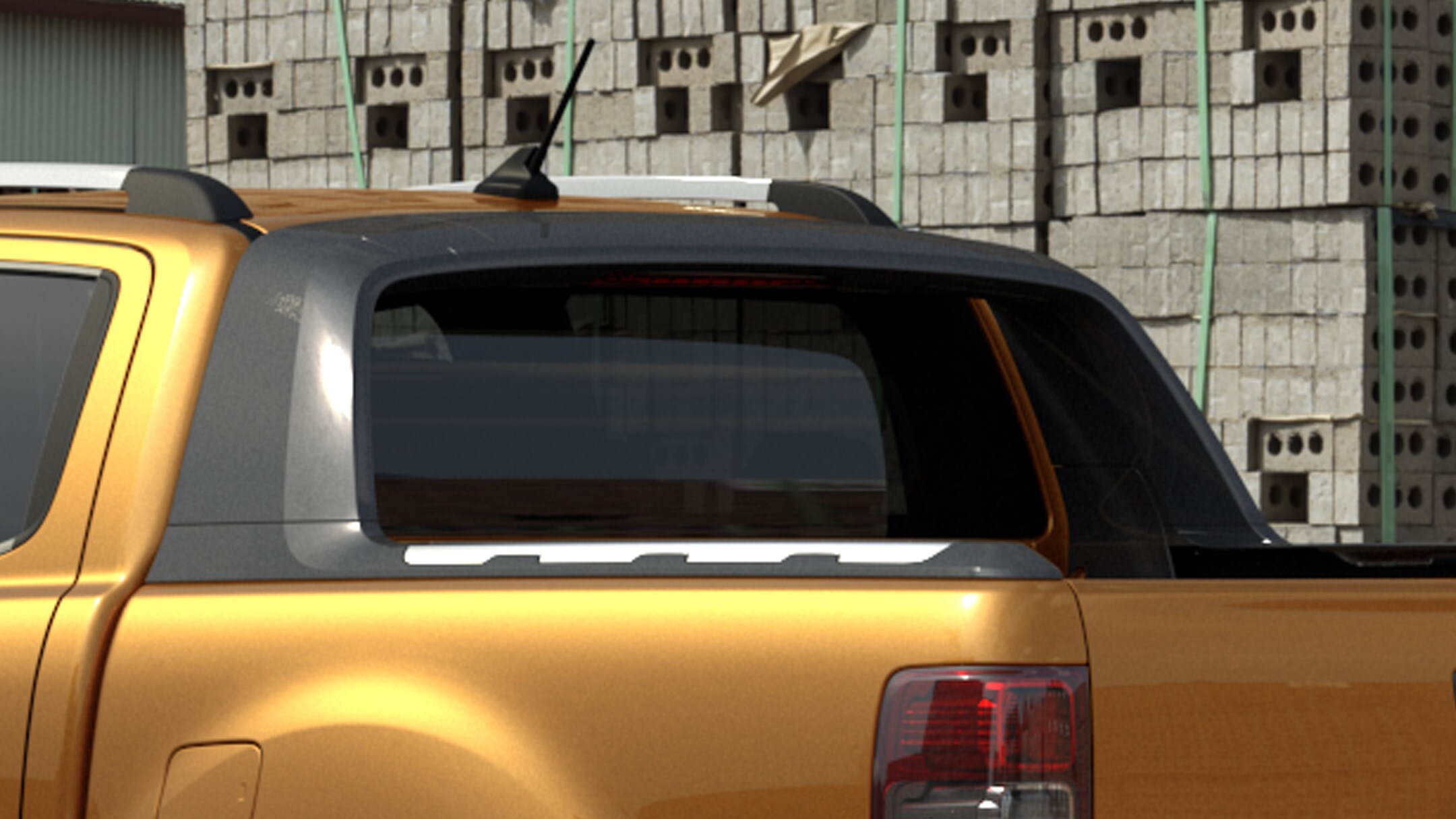 Ford Ranger in Orange. Heckansicht, Sportbügel im Detail