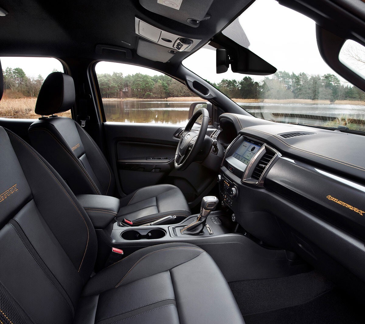 Ford Ranger Wildtrak Innenraum. Detailansicht der Fahrerkabine von Beifahrerseite