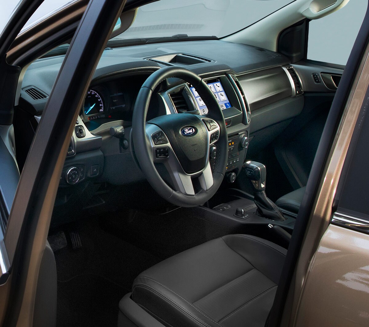 Ford Ranger Innenraum. Detailansicht des Fahrersitz, des Lenkrads und der Mittelkonsole
