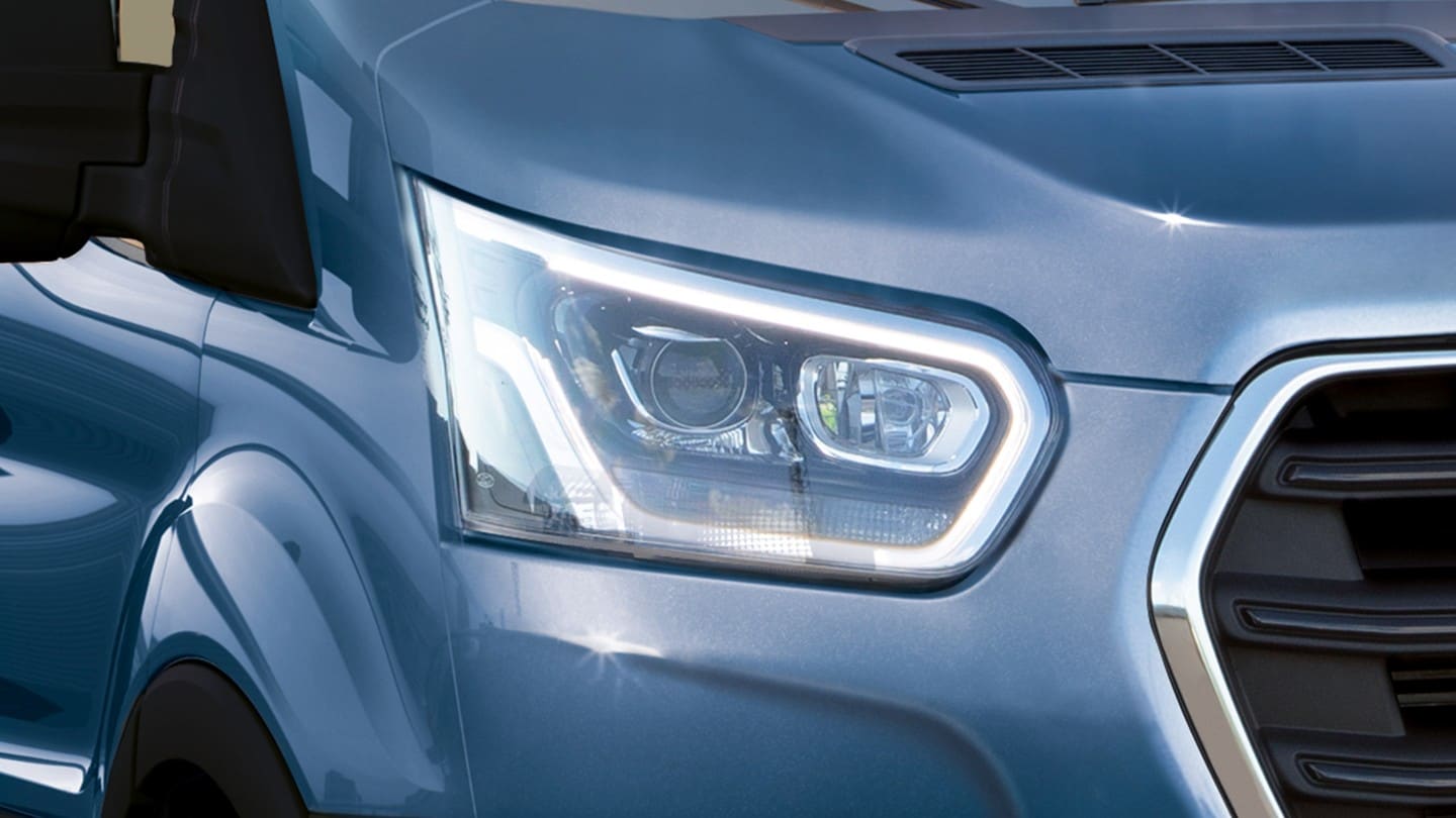 Ford Transit in Blau. Detailansicht Scheinwerfer