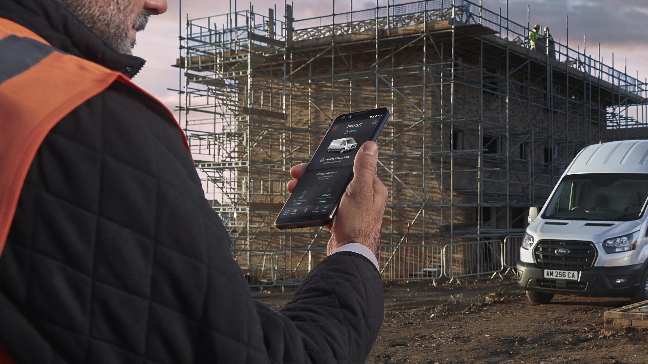 Mann hält Smartphone in der Hand