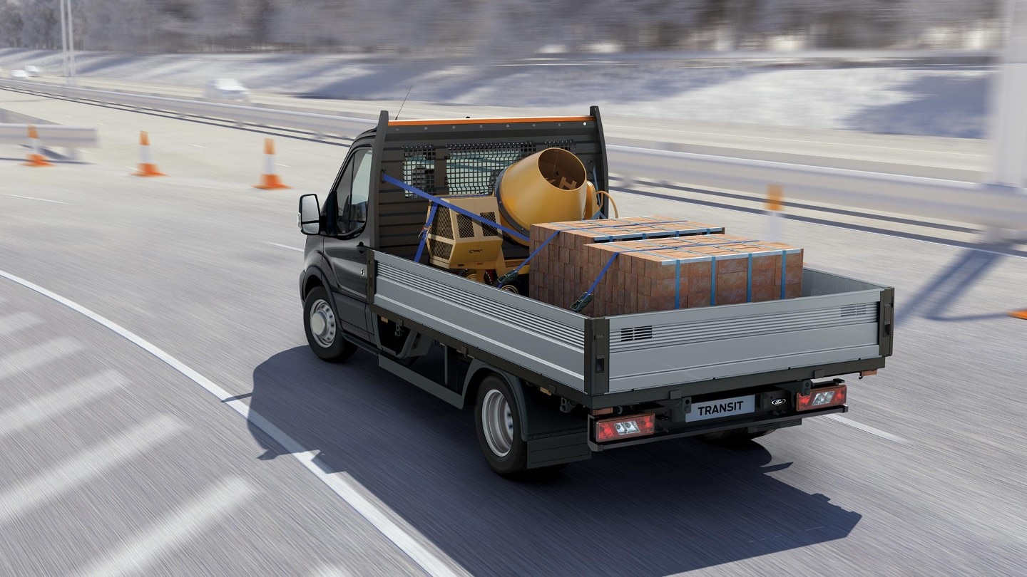 Ford Transit Fahrgestell in Grau. Heckansicht, beladen Fahrszene auf Autobahn 