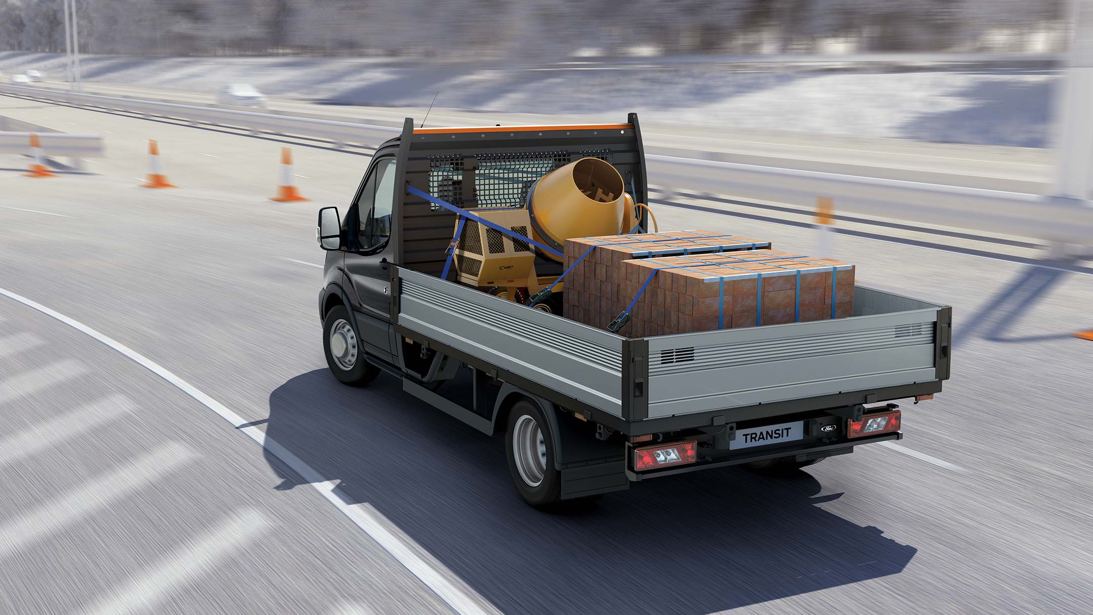 Ford Transit Pritschenwagen Einzelkabine. Heckansicht, fahrend auf einer Autobahn mit Ladung