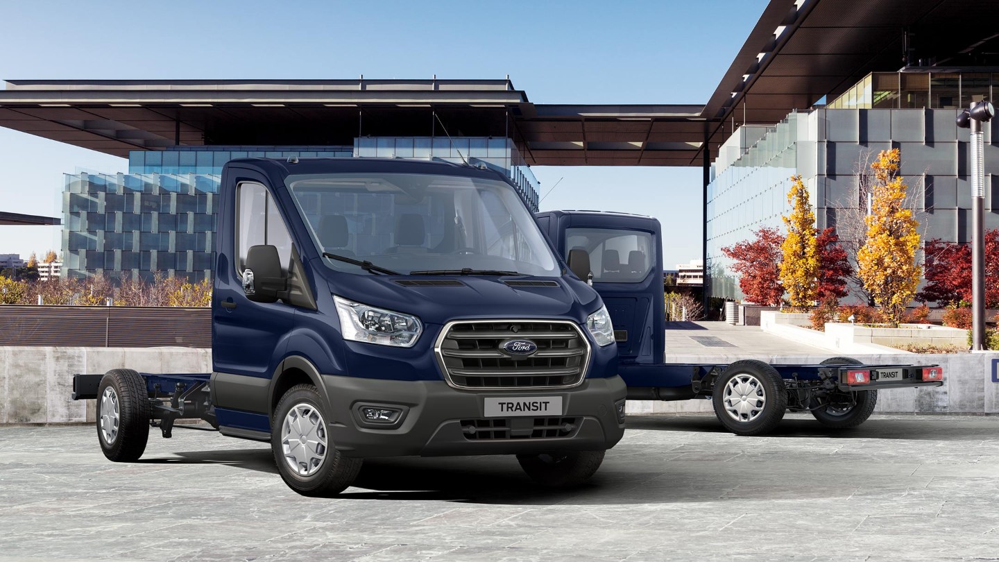 Ford Transit Fahrgestelle Einzelkabine in Blau. Dreiviertelansicht von vorne und hinten, parkend auf einem Parkplatz