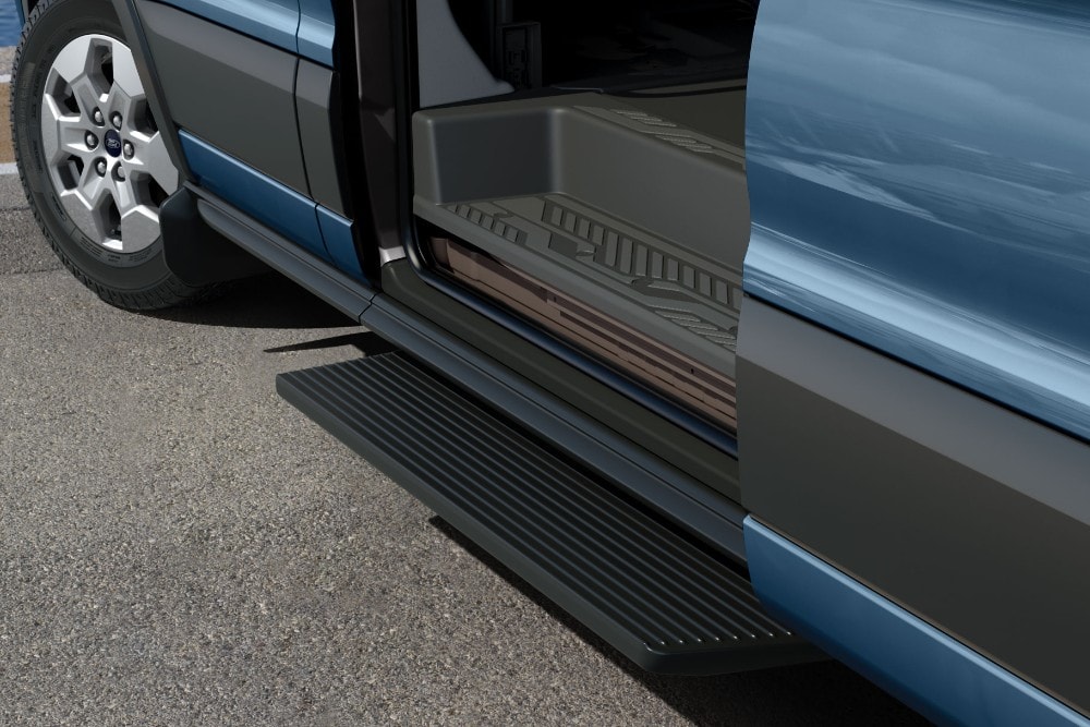 Ford Transit Bus in Blau. Ansicht der seitlichen Trittstufe.
