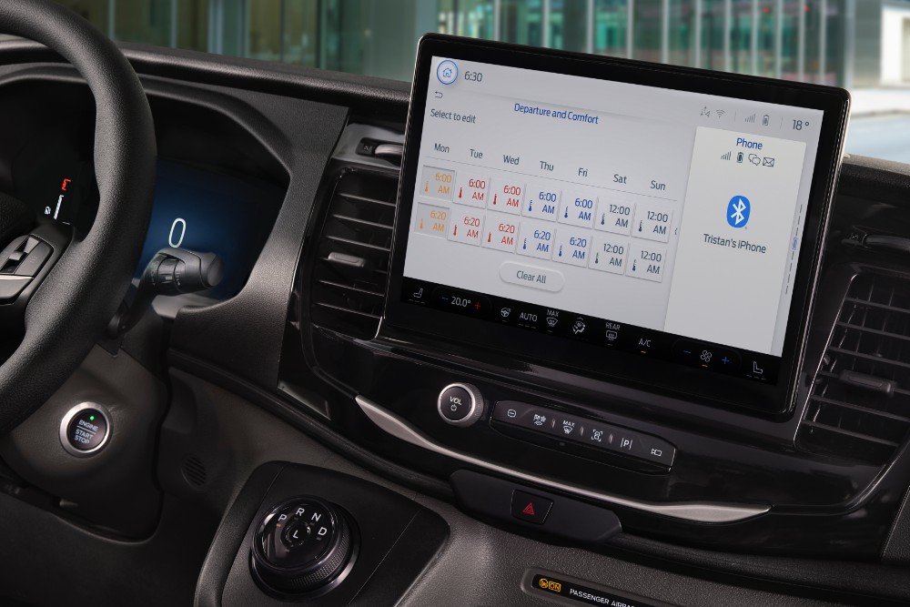 Ford Transit Innenraum. Ansicht auf Ford SYNC 4-Touchscreen.