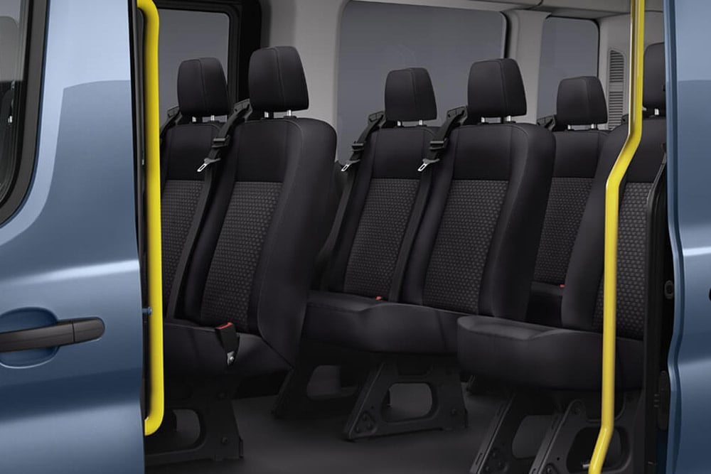 Ford Transit Bus in Blau.Detailansicht der Schiebetür und Trittstufe.
